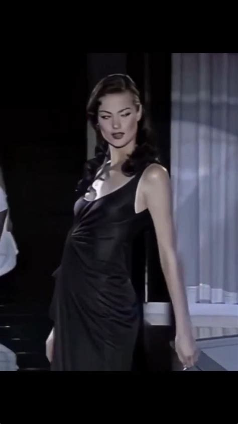 shalom harlow iconic walk.